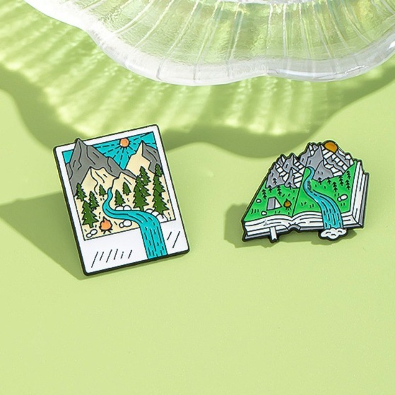 Outdoor Adventure Friends - Emaille-Anstecknadeln mit Abenteuermotiv: Buchförmige Mountain Stream-Designs,